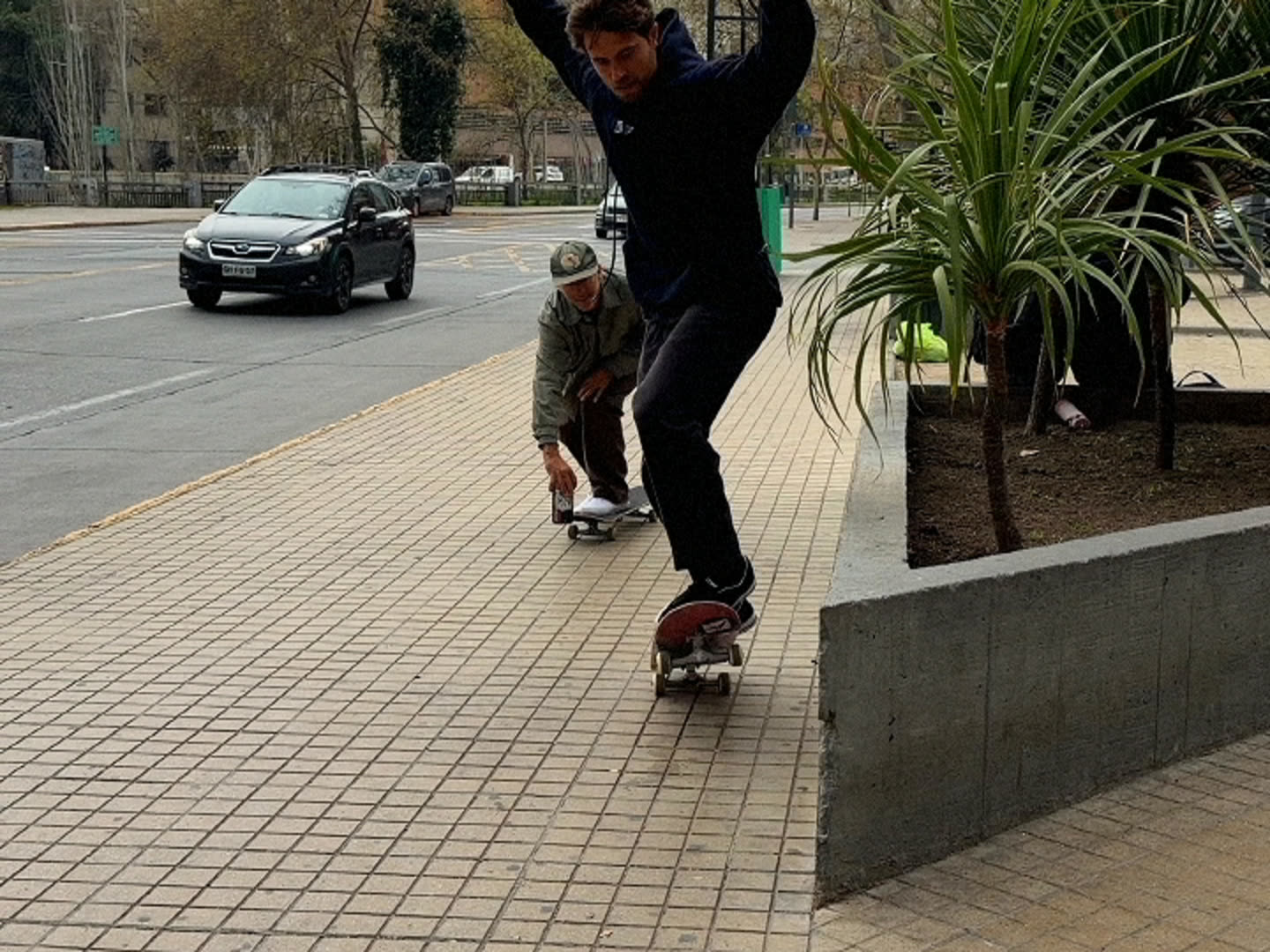 Skatista saltando da floreira, filmado com o VX Rec no modo Normal